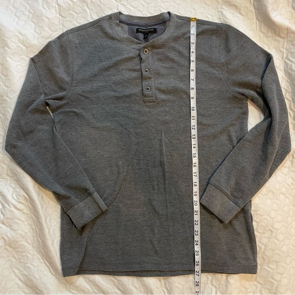 Banana Republic Gray Long Sleeve Crewneck 1/4 Metal Button Up Men’s Large Casual - Picture 5 of 8